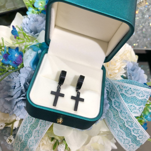 Dámske oceľové náušnice s krížikom