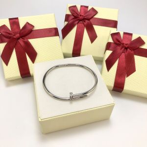 Dámsky oceľový náramok klinec 