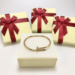 Dámsky oceľový náramok klinec pozlátený