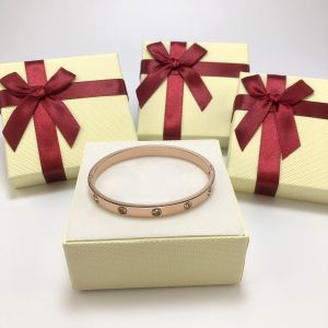 Dámsky oceľový náramok 