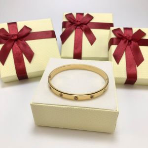 Dámsky oceľový náramok 