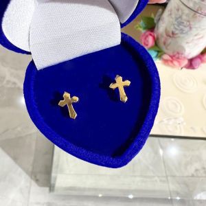 Oceľové pozlátené náušnice krížik